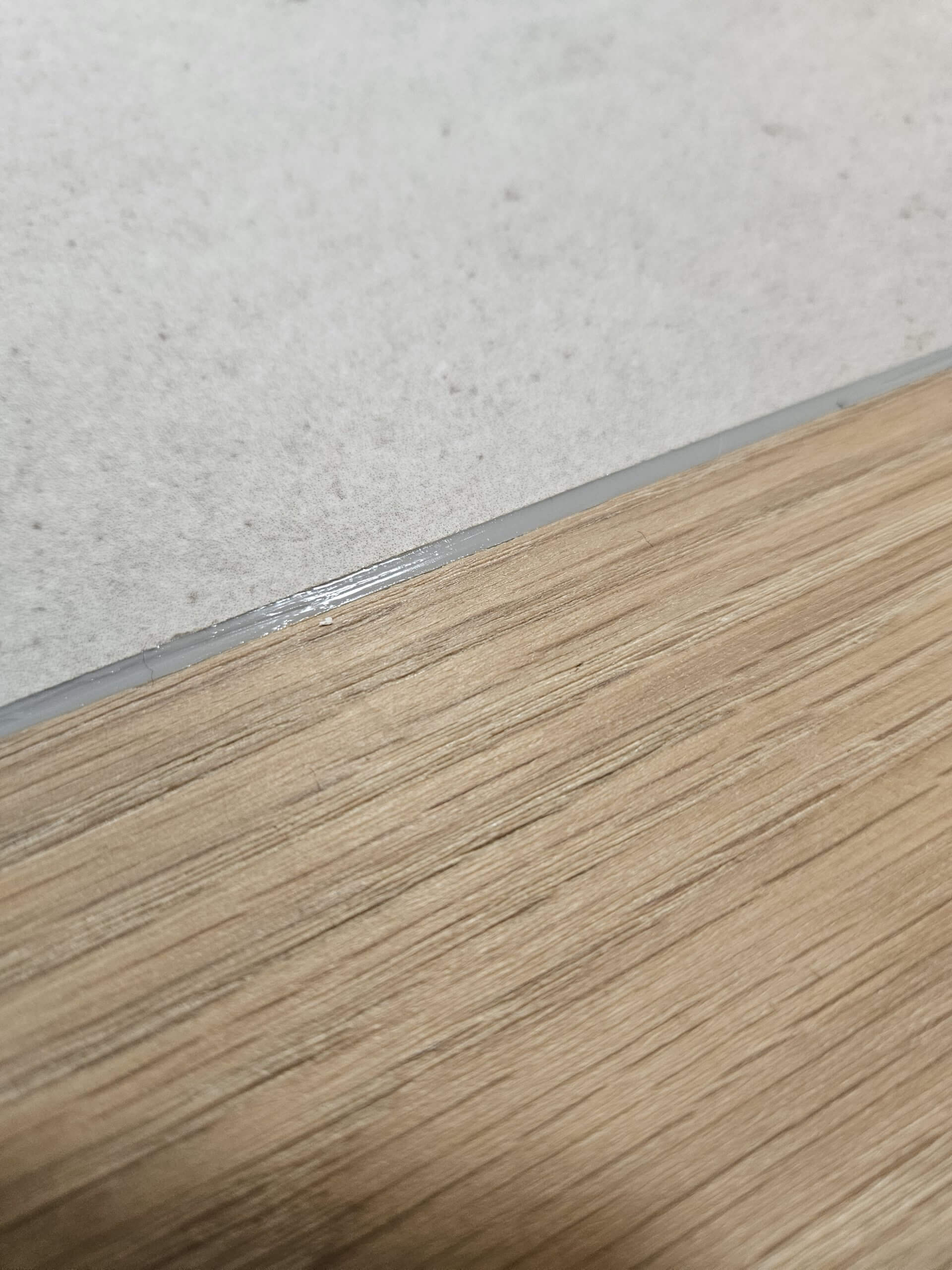 Přechod mezi podlahami ze silikonu